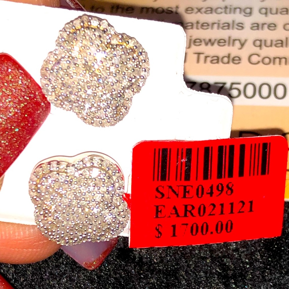 certified real diamonds. Extremely beautiful .75ct
